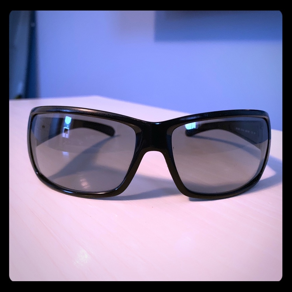 PRADA sunglasses w/Prada case 😎👨🏻👩🏻